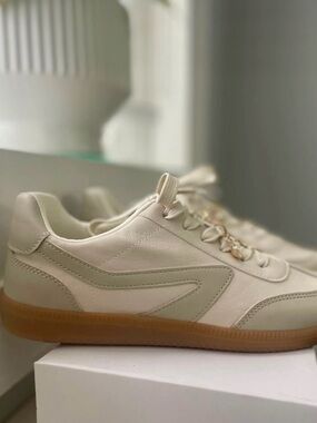 Lds Dolce Vita sneakers
Quantum Charm Sz 10
